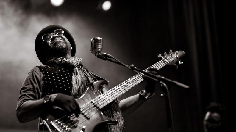 Étienne Mbappé & Su la Také